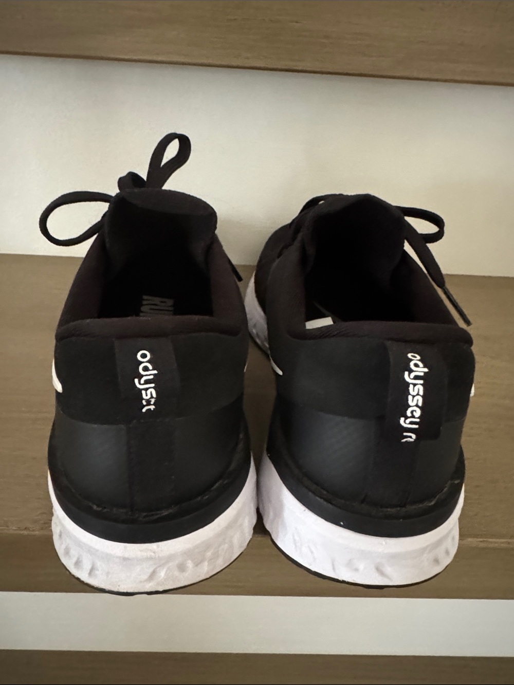 Nike Women’s Epic React Flyknit 2 Black and White with Swoosh - Picture 3 of 7